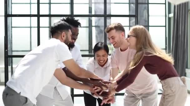 Genç Adamları Birlikte Ellerini Koyarak Iyi Görünümü Kapatın — Stok video