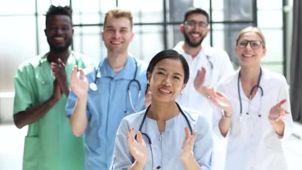 Médicos Multiétnicos Profissionais Posando Para Câmera Aplaudindo — Vídeo de Stock