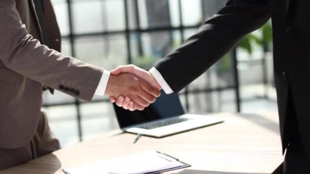 Succesvol Bedrijf Mensen Handshaking Goede Deal — Stockvideo