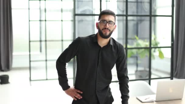 Joven Hombre Éxito Con Gafas Saluda Con Apretón Manos — Vídeos de Stock