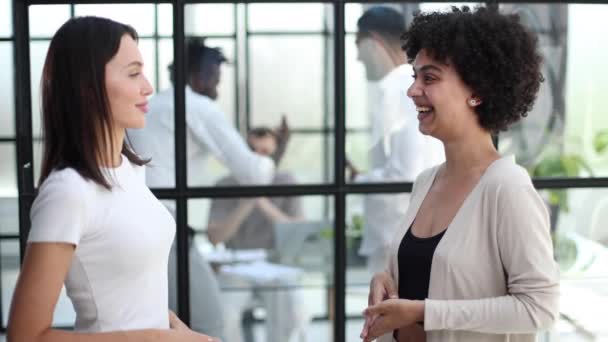 Fröhliche Mitarbeiterinnen Genießen Die Pause Zwei Frauen Formeller Kleidung Sitzen — Stockvideo