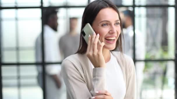 Бізнес Леді Сидить Офісі Розмовляє Телефону — стокове відео