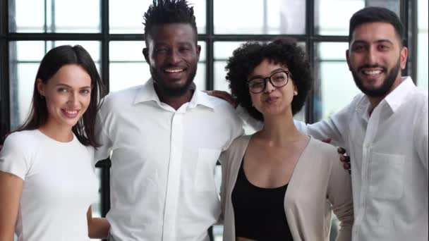 Sikeres Kreatív Üzleti Csapat Portréja Ahogy Kamerába Néznek Mosolyognak Különböző — Stock videók