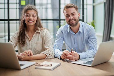 İş projesi ekibi ofisteki toplantı odasında birlikte çalışıyor. Yatay..