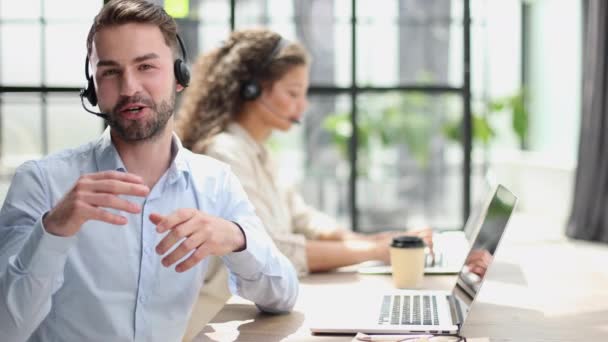 Schöne Männliche Kundendienstmitarbeiter Arbeiten Call Center Büro Als Telemarketer — Stockvideo