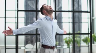 Sakin bir iş adamı ofis masasında meditasyon yapıyor. Stres atma kavramı.