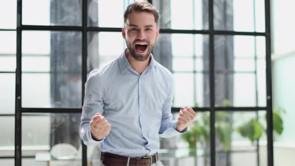 Захоплений Бізнесмен Кричить Жестикулюючи Кулаками — стокове відео