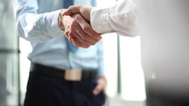 两名不同专业的商界人士在办公室会议上握手 — 图库视频影像