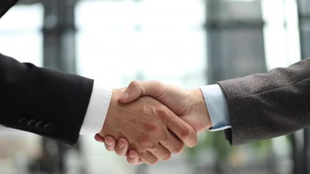 Dwóch Różnych Zawodowych Biznesmenów Liderów Wykonawczych Uścisk Dłoni Spotkaniu Biurowym — Wideo stockowe