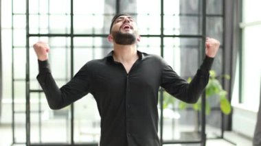 Kazanan başarı adam mutlu kendinden geçmiş bir kazanan olmak kutluyor.