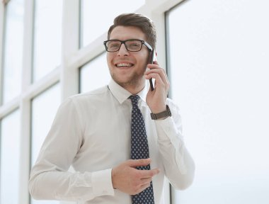 Modern ofiste iş adamı konuşuyor.