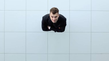 işadamı zaferini kutluyor kadar silah ile