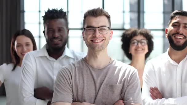 Portræt Succesfulde Kreative Business Team Kigger Kamera Smil Diverse Forretningsfolk – Stock-video