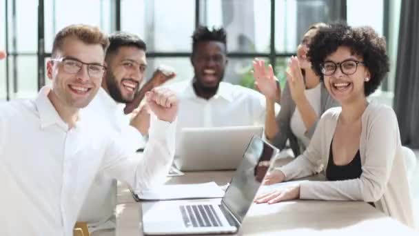 現代のオフィスで成功を祝う熱狂的なビジネスチーム — ストック動画