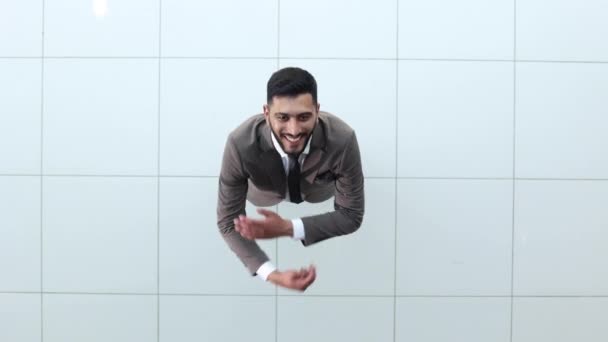 Kollarını Kavuşturmuş Takım Elbiseli Yakışıklı Güler Yüzlü Bir Adamı Yukarıdan — Stok video