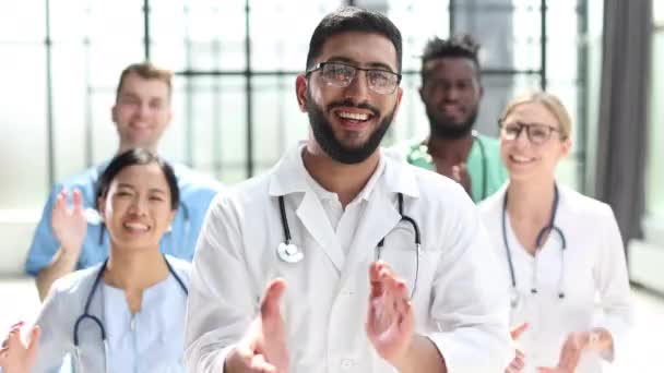 Birbirine Sıkı Sıkıya Bağlı Tıp Merkezi Doktorları Alkışlıyorlar — Stok video
