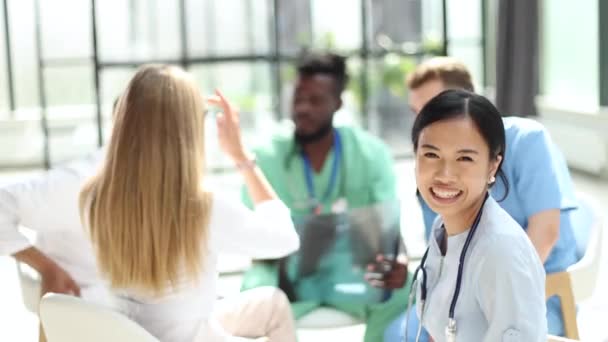 Multinational Doctors Examine Patients Ray Consult Each Other — Video Stock
