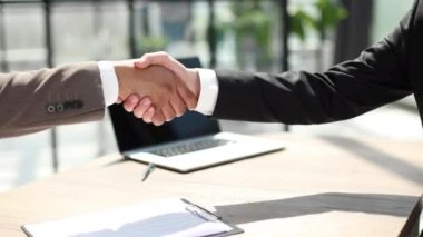 İyi bir anlaşma sonra başarılı iş insanlar el sıkışma.