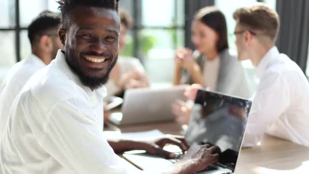 笑顔のリーダービジネスマンと経営陣がノートパソコンを背景に — ストック動画