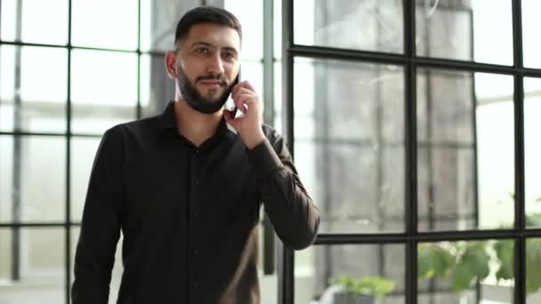 Jovem Feliz Sorrindo Urbano Profissional Homem Usando Telefone Inteligente — Vídeo de Stock
