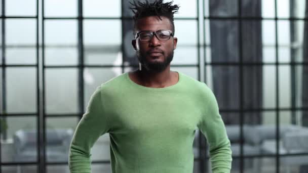 プロの 成功した若いアフリカ系アメリカ人の男性のクローズアップポートレート緑のスウェットシャツ — ストック動画