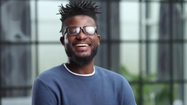 Portrét Usmívajícího Muže Moderní Kanceláři Neformálním Oblečení Brýlemi — Stock video