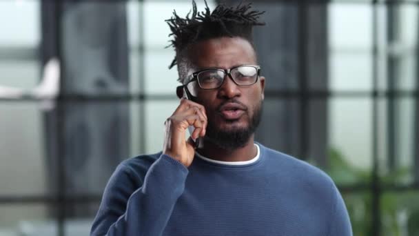 Concep Afrikaanse Amerikaanse Zakenman Een Beroep Smartphon — Stockvideo