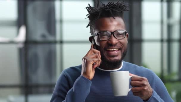 Concep Hombre Negocios Afroamericano Llamando Smartphone Oficina — Vídeos de Stock
