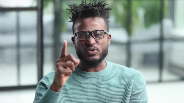 Retrato Homem Afro Americano Sério Agitando Dedo Avisando Impedindo Você — Vídeo de Stock