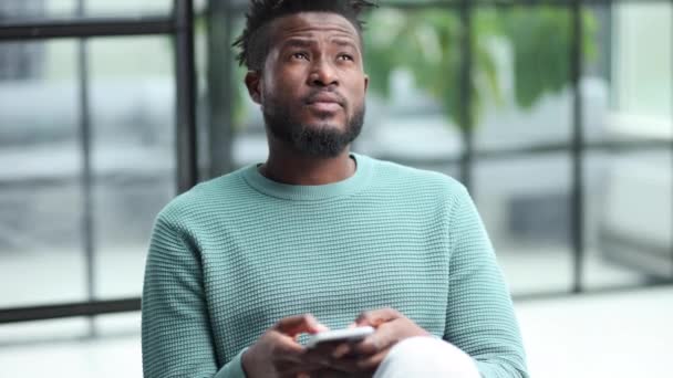 Afrikanischer Amerikanischer Geschäftsmann Benutzt Handy Apps Für Unternehmen Arbeitsplatz Sms — Stockvideo