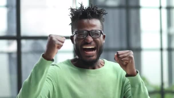 Emocionado Joven Hombre Negocios Afroamericano Gritando Fuerte Expresivamente Con Sus — Vídeos de Stock