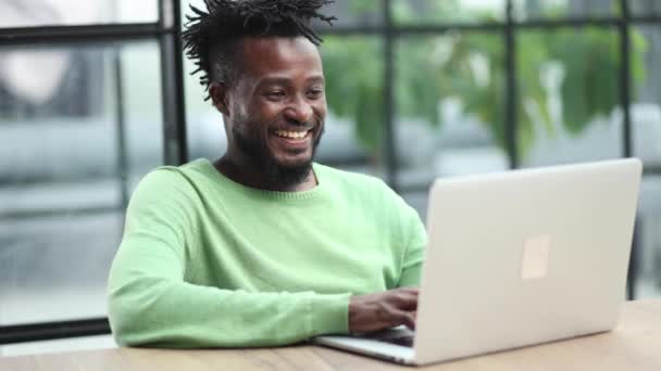 Jong Afrikaans Amerikaanse Man Typen Laptop Toetsenbord — Stockvideo