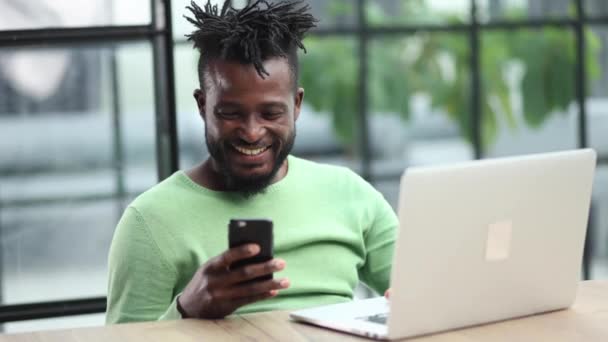 Foto Pengusaha Muda Menggunakan Laptop Dan Berbicara Smartphone Kantor Modern — Stok Video