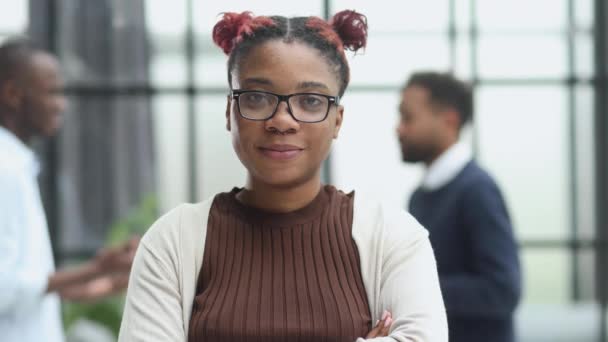 Smiling Young Woman Standing Her Arms Crossed Looking Camera — Vídeo de Stock