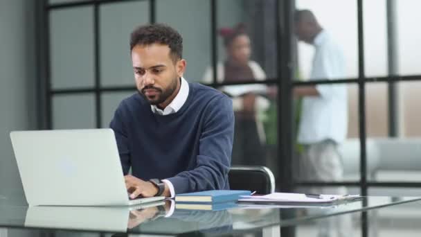Afrikanischer Geschäftsmann Arbeitet Einem Büro Einem Laptop — Stockvideo