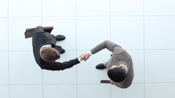Два Бизнесмена Пожимают Друг Другу Руки Вид Сверху — стоковое видео