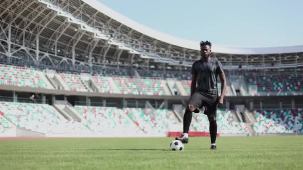Giovane Uomo Afroamericano Piedi Nello Stadio Con Palla Preparandosi Partita — Video Stock