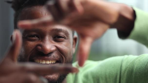 Αφροαμερικάνος Κάνει Τετράγωνο Χέρια Του Μπροστά Στο Πρόσωπό Του — Αρχείο Βίντεο