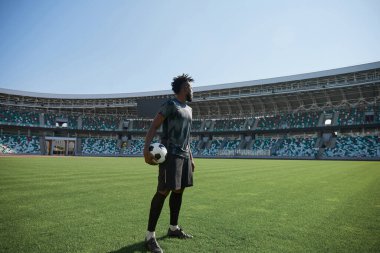 Büyük stadyumdaki maç sırasında Afrikalı Amerikalı futbolcu