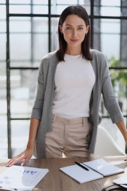 genç iş adamları modern ofis