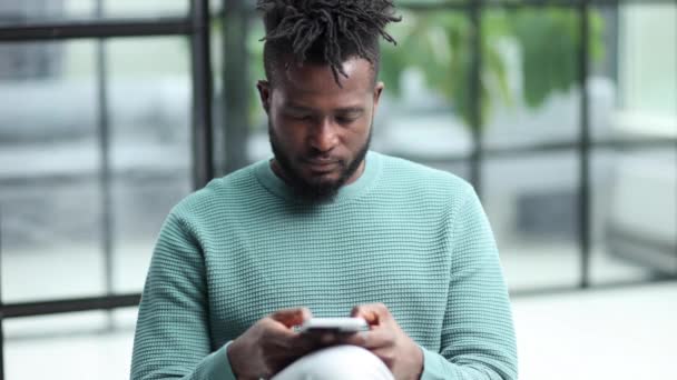 Afro Américain Homme Affaires Utilisant Téléphone Mobile Applications Entreprise Sur — Video