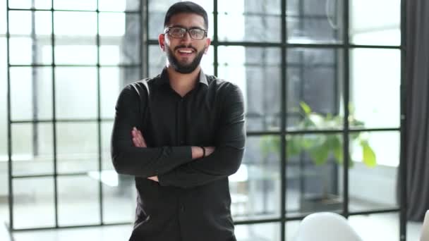 Joven Arquitecto Sonriente Confiado Ropa Formal — Vídeos de Stock