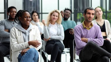 Kapat. Gülümseyen adam arkadaşıyla el sıkışıyor.