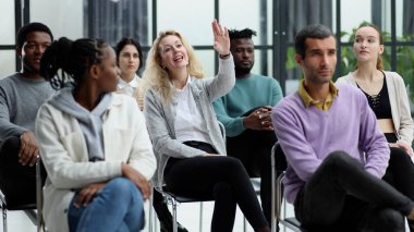 İş Konferansı ve Sunum. Konferans salonunda izleyiciler..