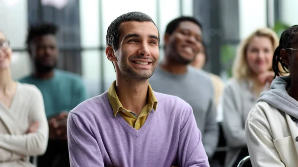 会議中に同僚の話を聞く幸せなビジネス関係者のグループ — ストック写真