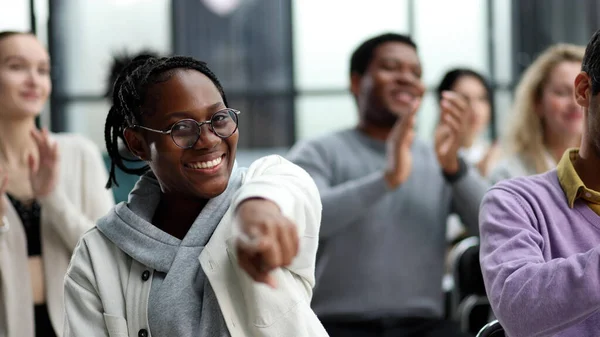 Lächelnde Afroamerikanerin Die Mit Dem Finger Die Kamera Zeigt Neue — Stockfoto