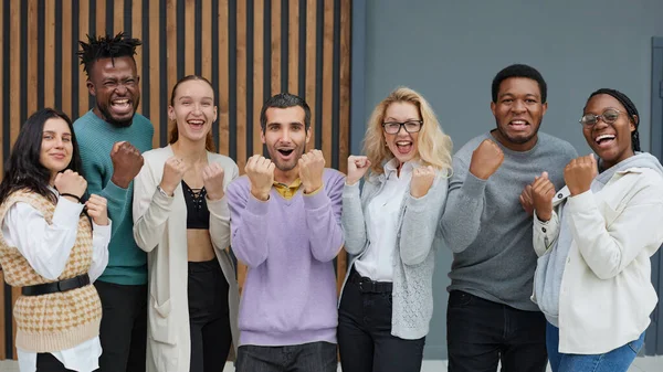 幸せな人々のグループ肖像 拳のオフィスミーティングに立ってポンプ — ストック写真