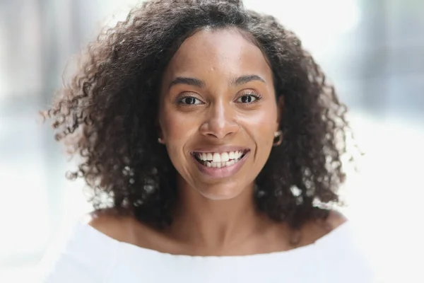 Portret Van Een Jonge Afrikaans Amerikaanse Vrouw — Stockfoto