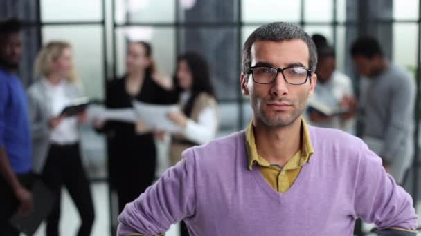 Porträt Eines Glücklichen Reifen Mannes Mit Brille Und Blick Die — Stockvideo