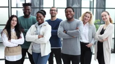 Bir grup başarılı iş adamı ofiste duruyor.